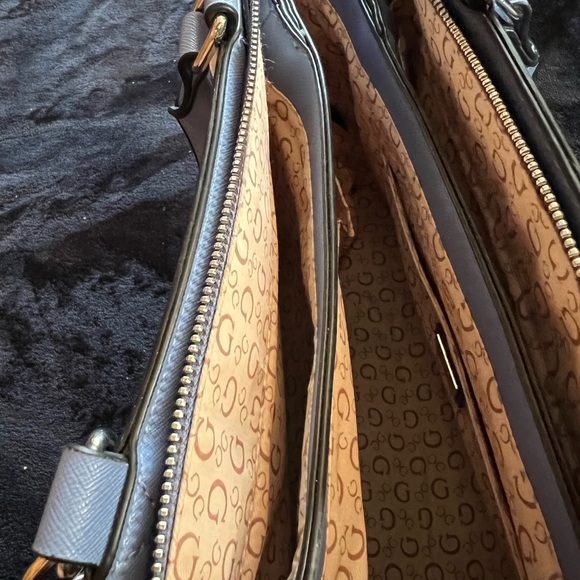 New Guess Handbag Blue/White. 2 handles. Zippered closure. Lots of pockets. - Picture 6 of 12